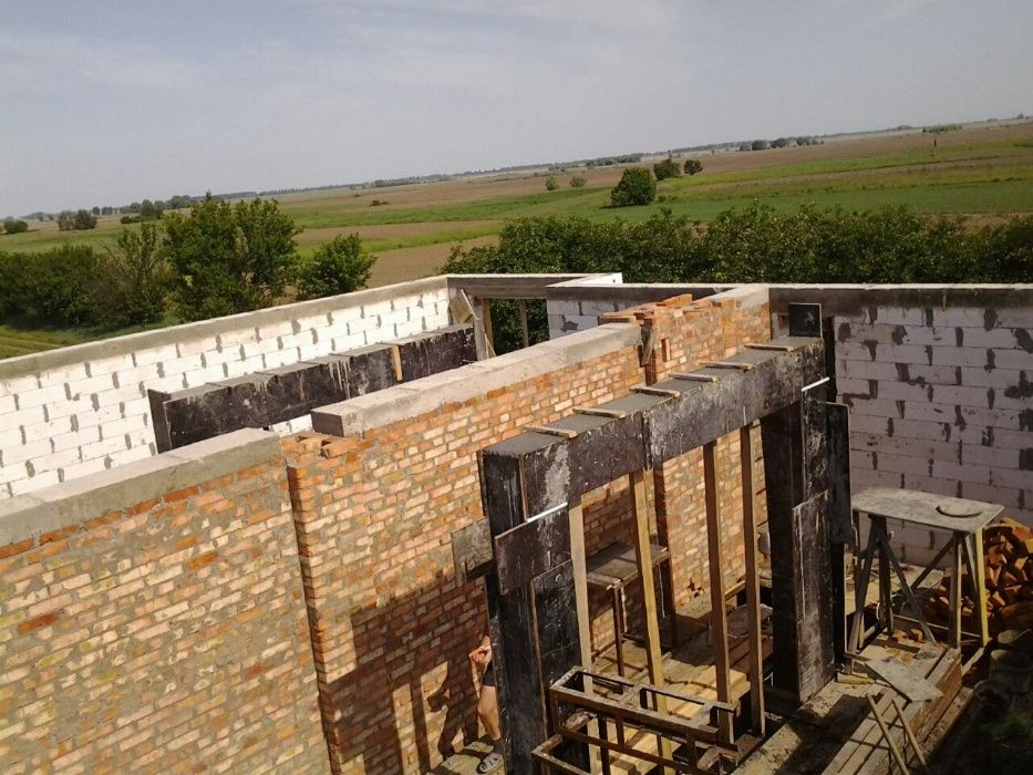 Фундаменти,Кладка блока і цегли, армопояси. Покрівельні послуги.