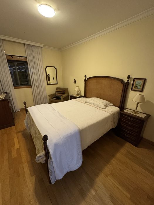 Cama de Casal + Colchão + 2 Mesinhas de Cabeceira + 2 Candeeiros