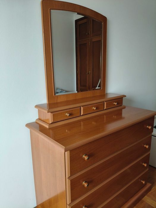 Cómoda castanha quarto