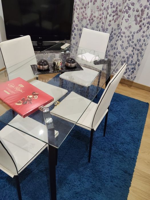 Vendo mesa e ofereco as cadeiras