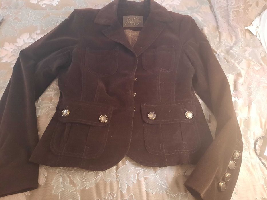 Casaco de bombazine de veludo, cintado de Alba Conde