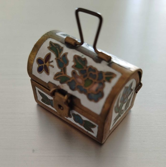 Antiga e curiosa Caixinha com Dedal, metal "Cloisonné"
