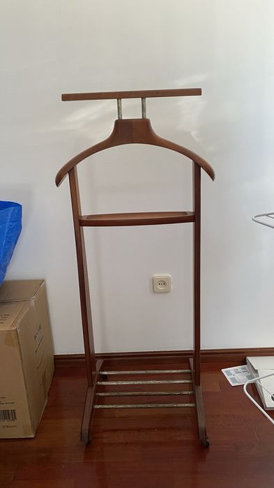 Cabide de Pé (Madeira Nogueira)