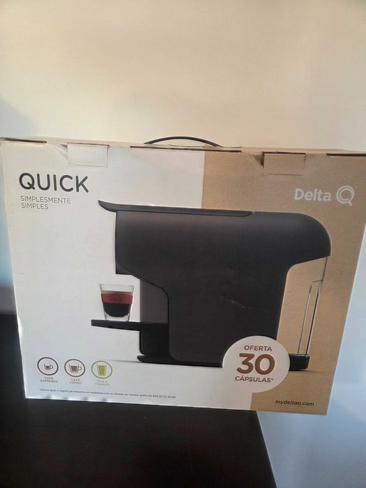 Máquina café Delta Q Quick c/ oferta conj. copos