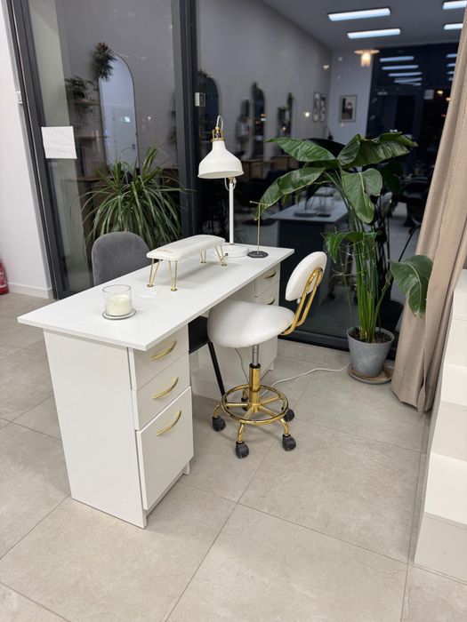 Stanowisko fryzjerskie i manicure na wynajem Czerwone Maki Ruczaj