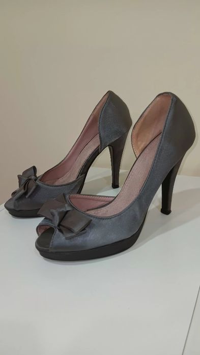 Sapatos de Salto Peep Toe Cinza com Laço