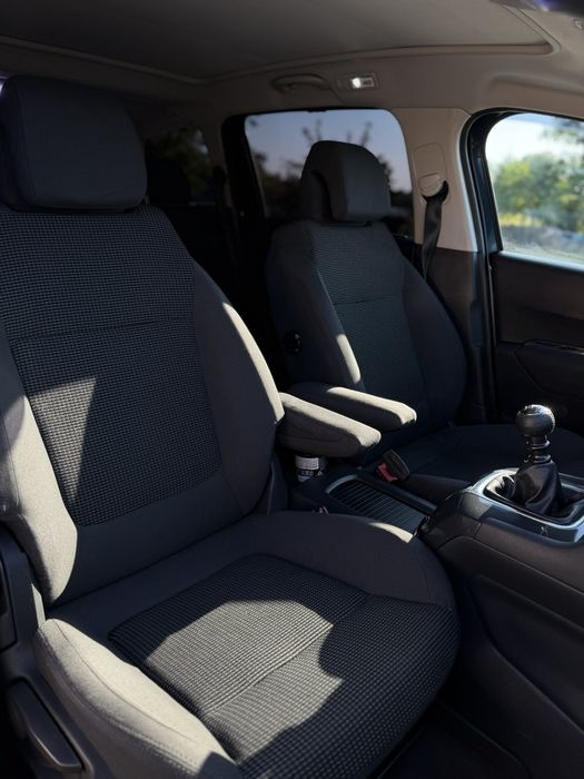 PEUGEOT 5008 2012