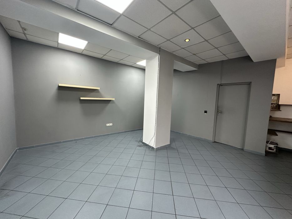 Продам в центрі приміщення офісне