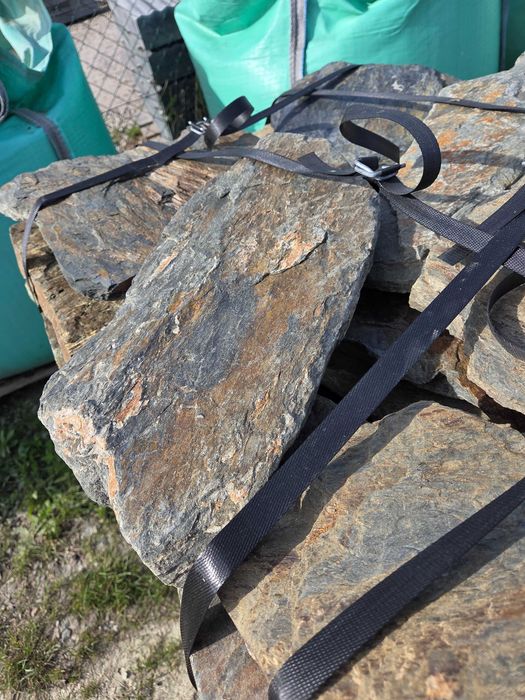 Kamień nieformowany na ścieżki. Szarogłaz