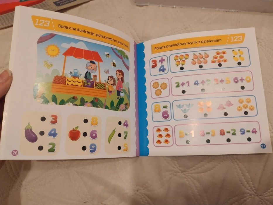 Książeczka z łamigłówkami i mówiące pióro