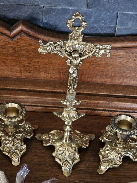 zestaw kolędowy krzyż lichtarz mosiężny pasyjka świeczki kropidełko