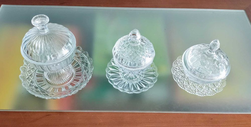 Bomboneiras e pires antigos em cristal e vidro