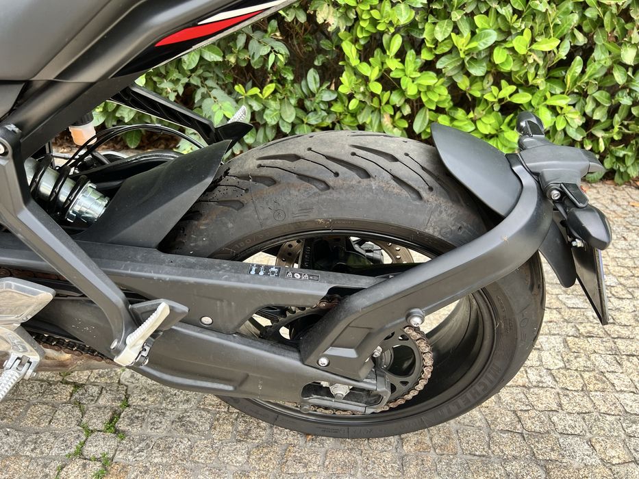 Triumph Trident 660 preta (11/2024) – 2 536 km – 1.º dono – como nova