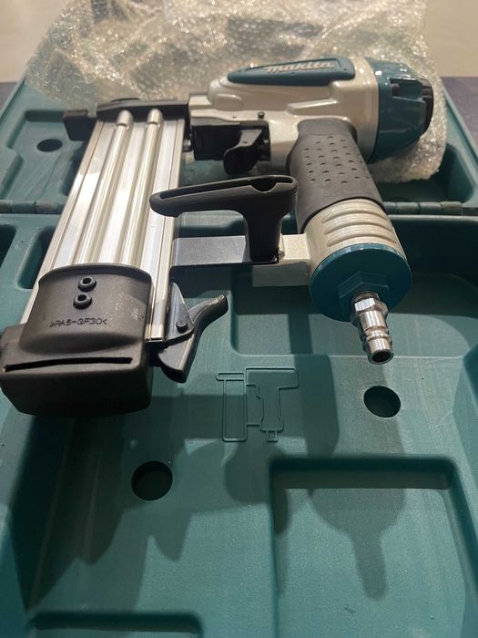 GWOŹDZIARKA PNEUMATYCZNA  MAKITA AF 505 + walizka transportowa