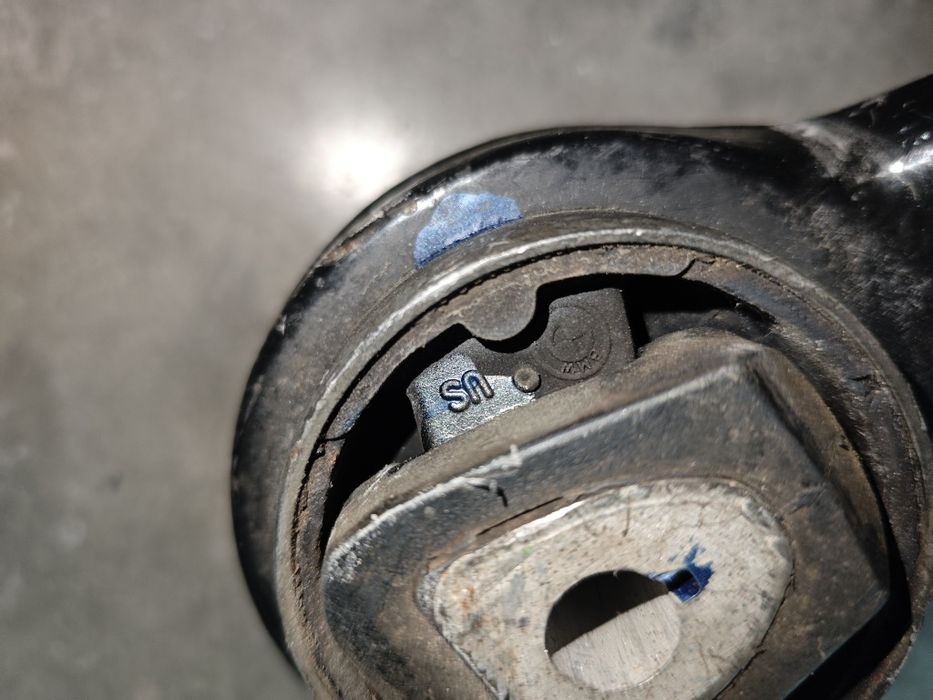 Важіль передній правий нижній