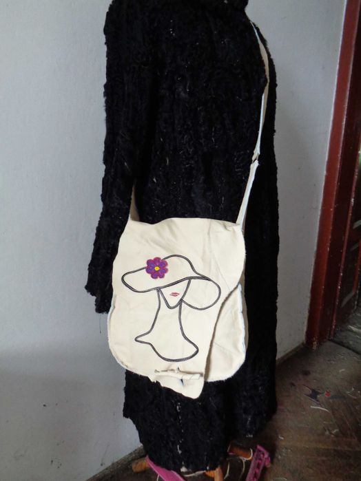 Artystyczna skórzana torebka z kobietą w kapeluszu. Handmade