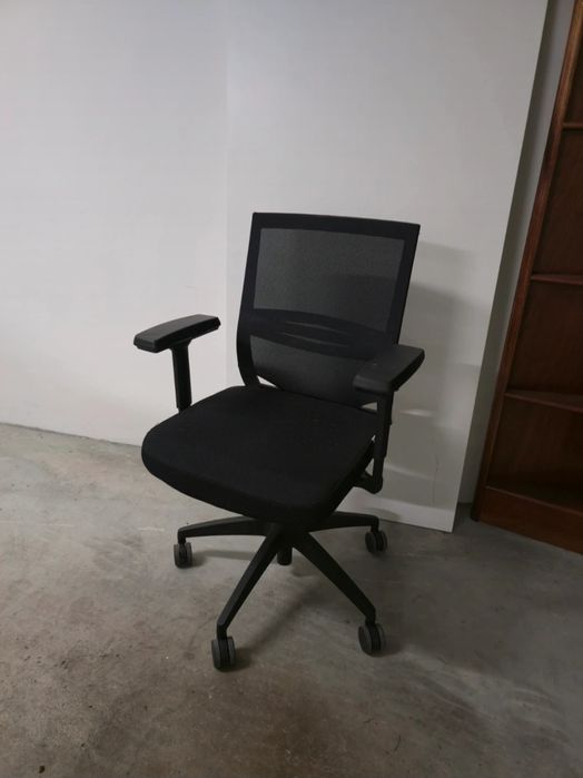 Cadeira de escritório ergonómica com rodas – malha respirável