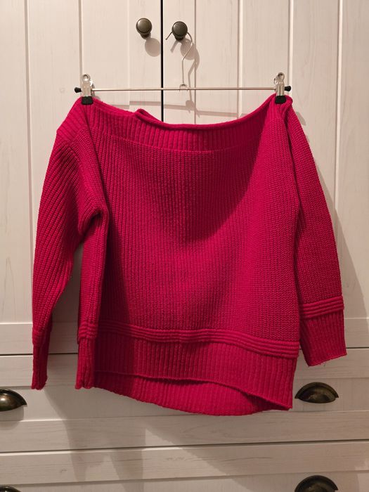 Czerwony sweter na jedno ramie