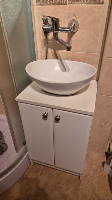 Szafka łazienkowa z umywalką nablatową