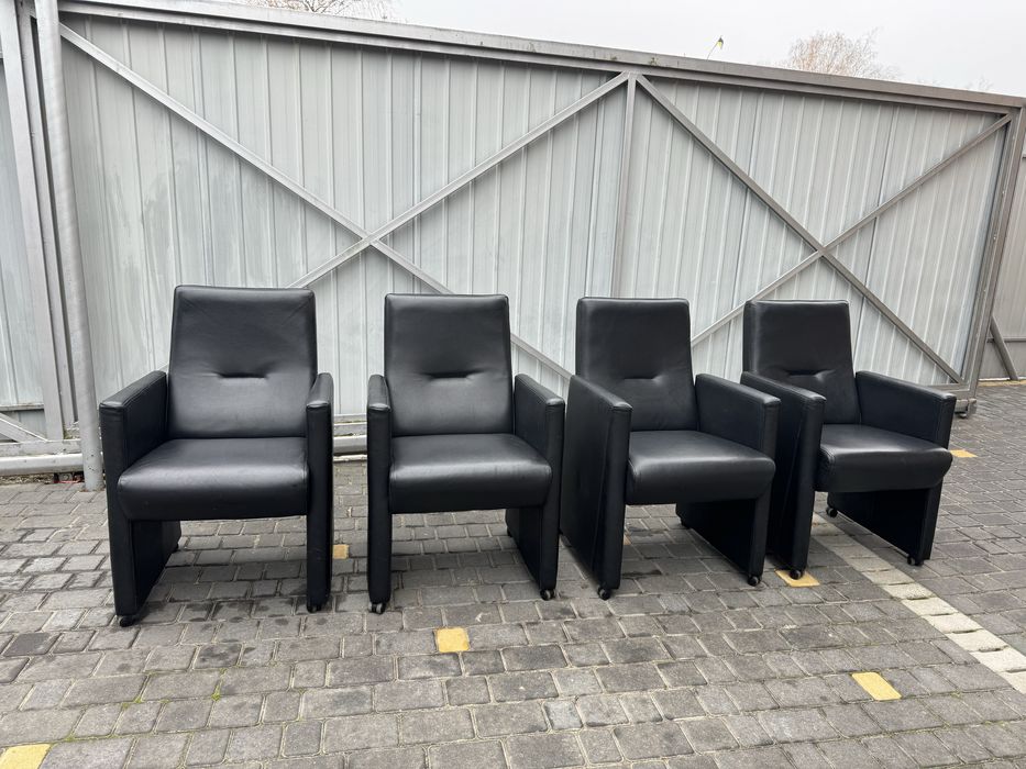 Шкіряні чорні крісла в дуже хорошому стані