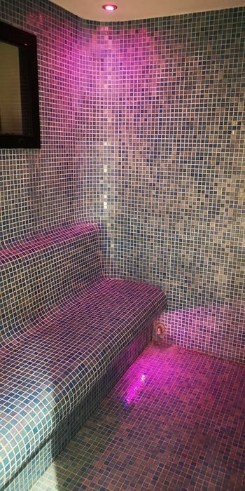 Nowoczesny apartament z  widokiem na morze i basenem.