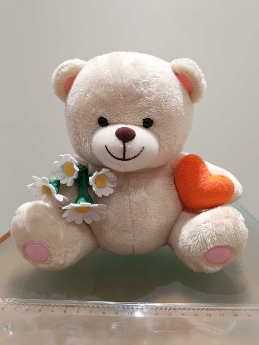 Ursinho de Peluche com Bouquet de Margaridas e um Coração - Como Novo!