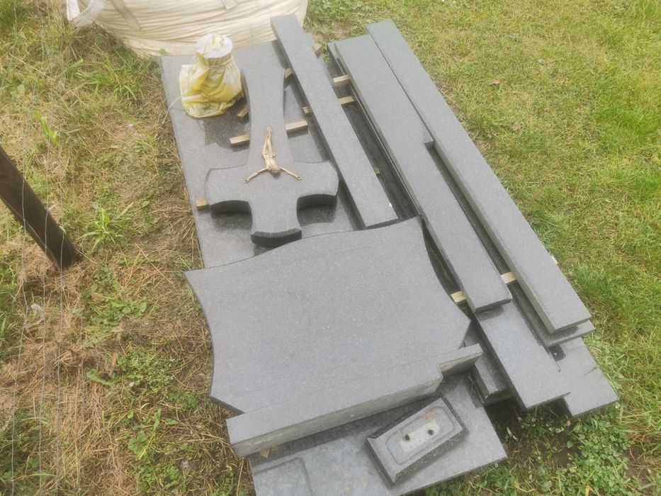 Pomnik podwójny z tablica