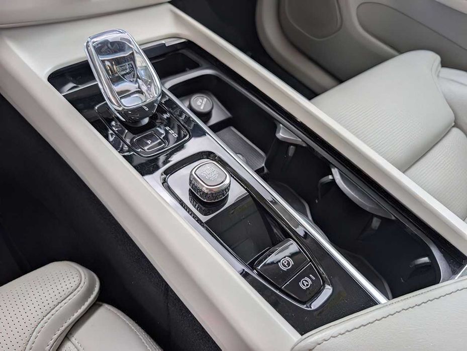 Volvo XC60 B5 Ultimate Dark Theme      2023
