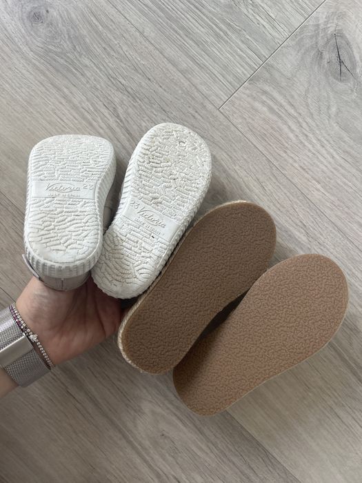 2 pares de sapatos bebe 23