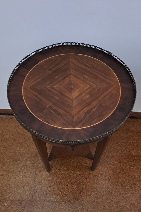 Mesa de Apoio Redonda em Nogueira – Estilo Luís XVI
