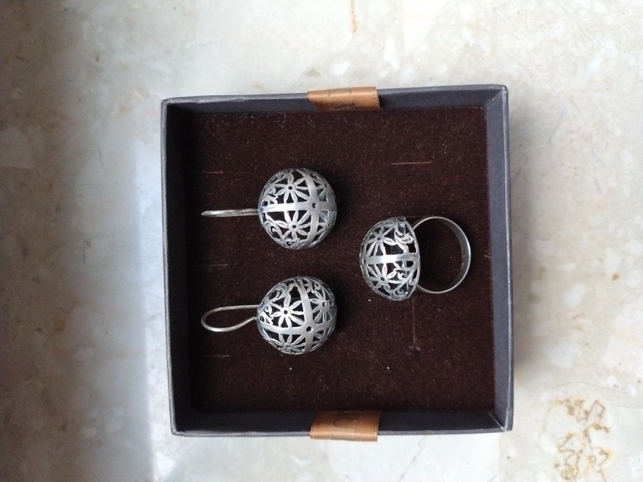 Kolczyki i pierścionek w komplecie