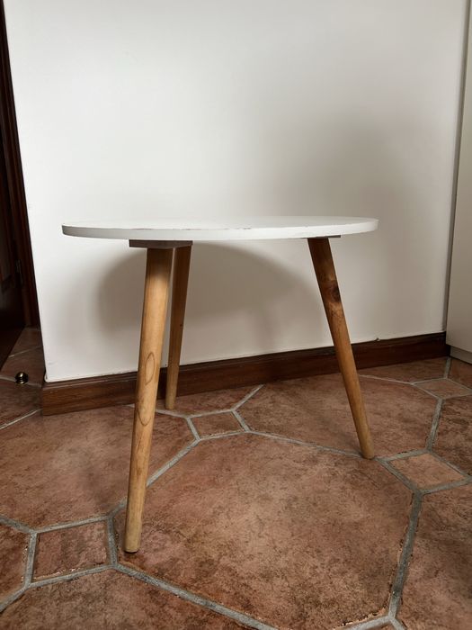 Mesa de apoio estilo nórdico – 48 cm – branca com pernas em madeira