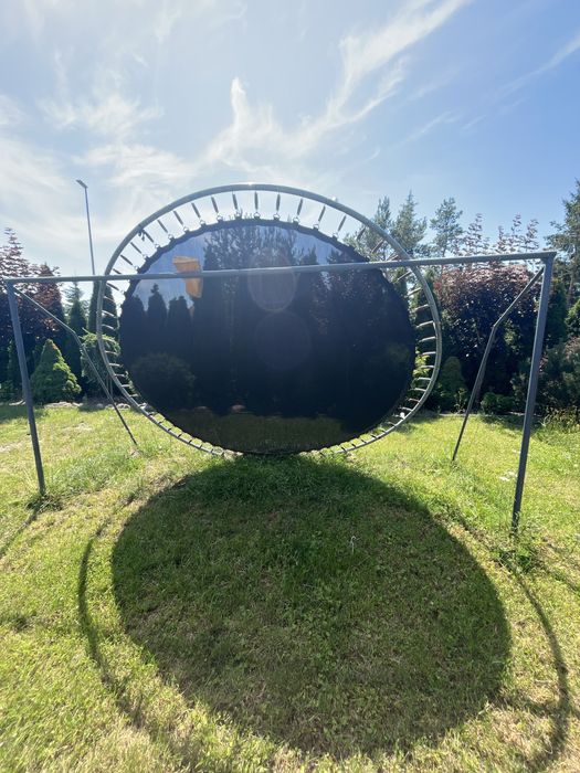 Trampolina duza uzywana z nogami i siatką
