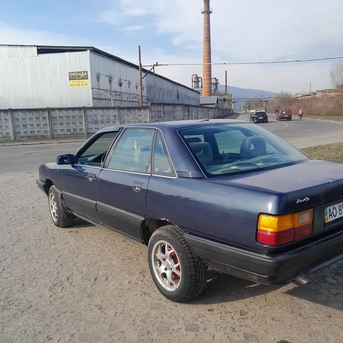 Автомобіль ауді 100