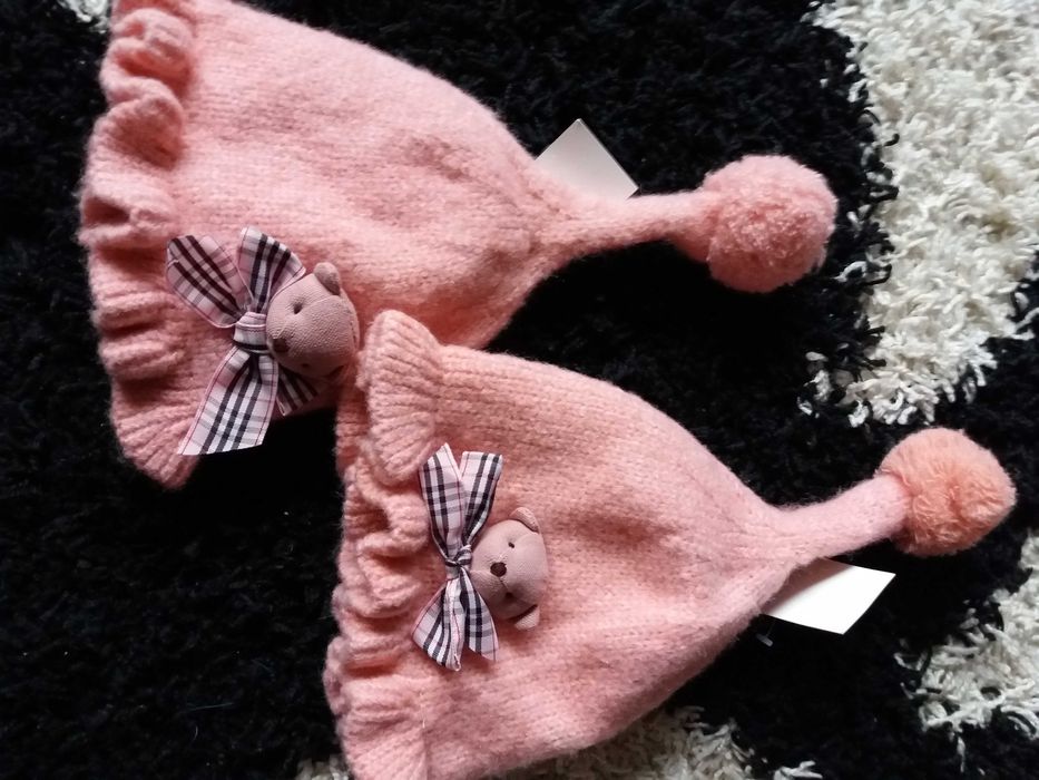 Шапка для дівчаток-близнят або двійнят.