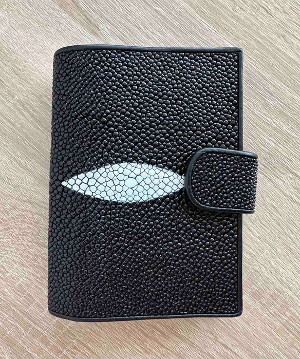 Обложка на паспорт из натуральной кожи ската черная Тайланд