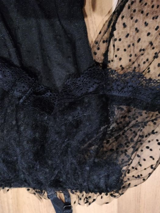 Sukienka z przezroczystymi rekawkami