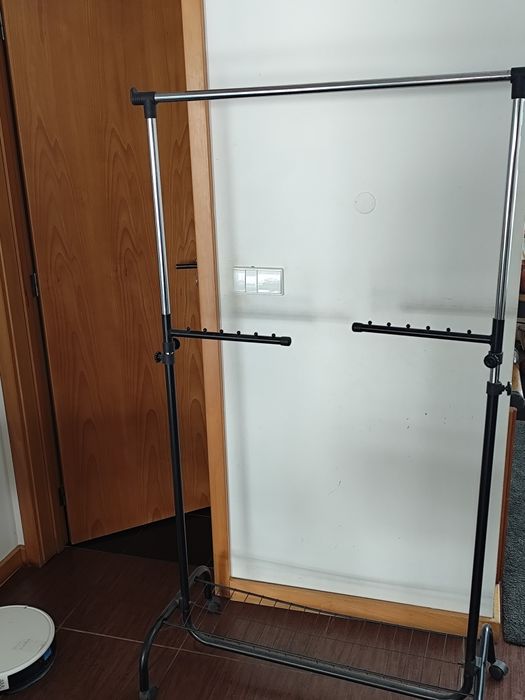 Cabide para roupa.