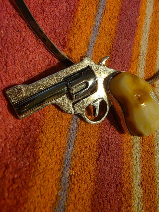 Zawieszka rewolwer bursztynowy z obrożą srebrną