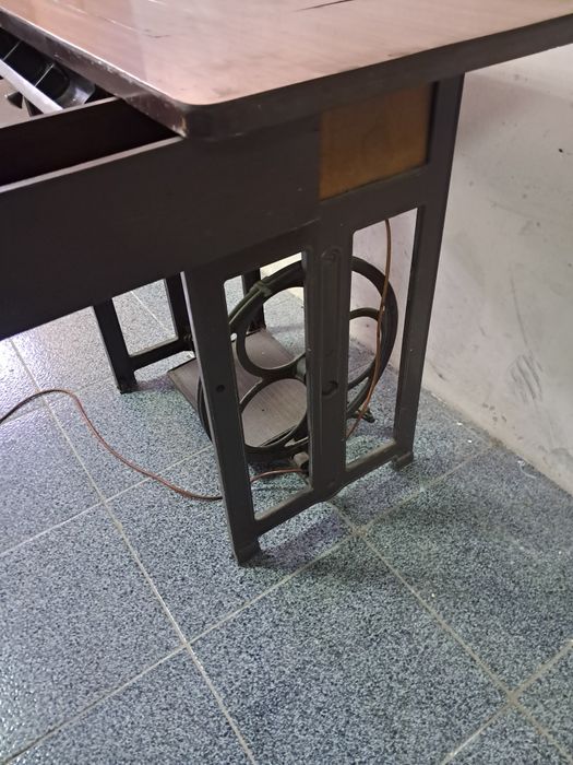 Máquina de costura verde com estrutura em ferro