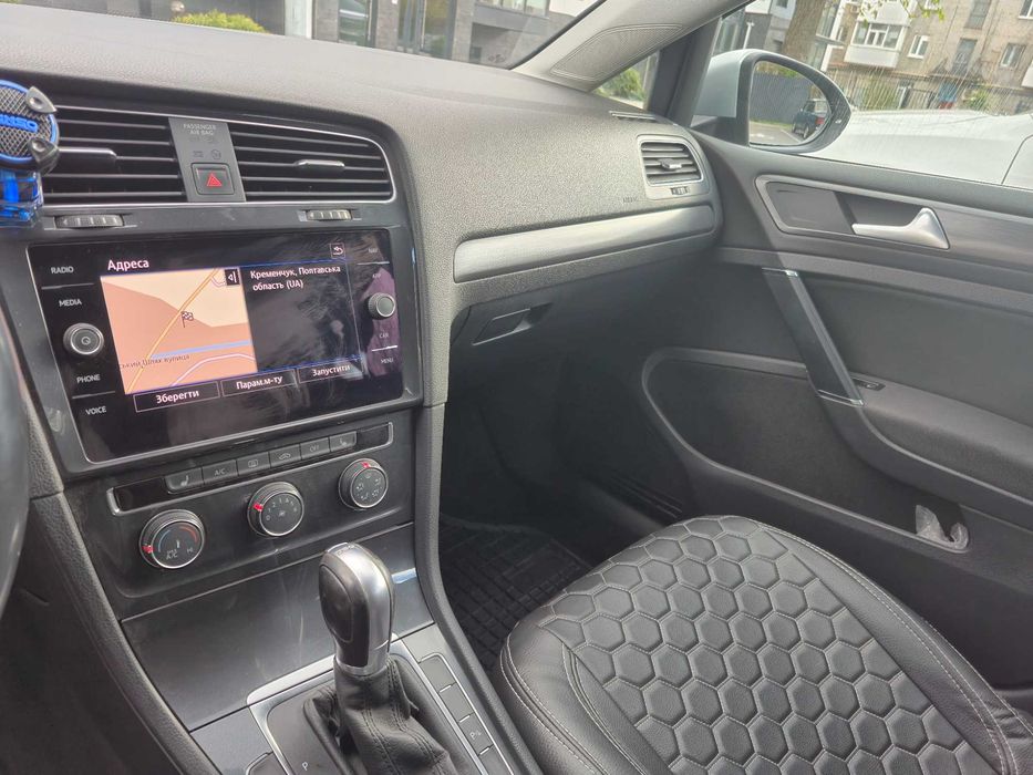 Автомобіль Volkswagen Golf