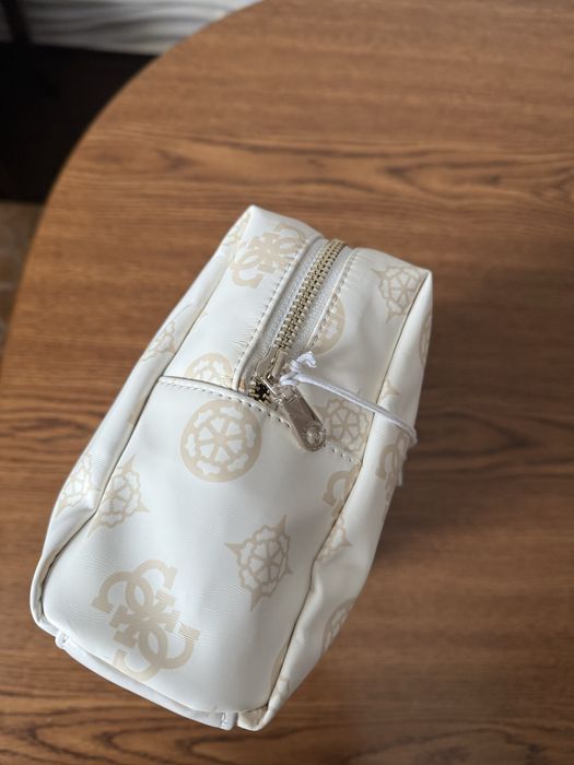 Жіноча косметичка Guess