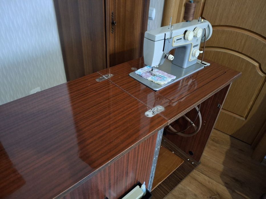 Продам швейну машинку Подольск 142