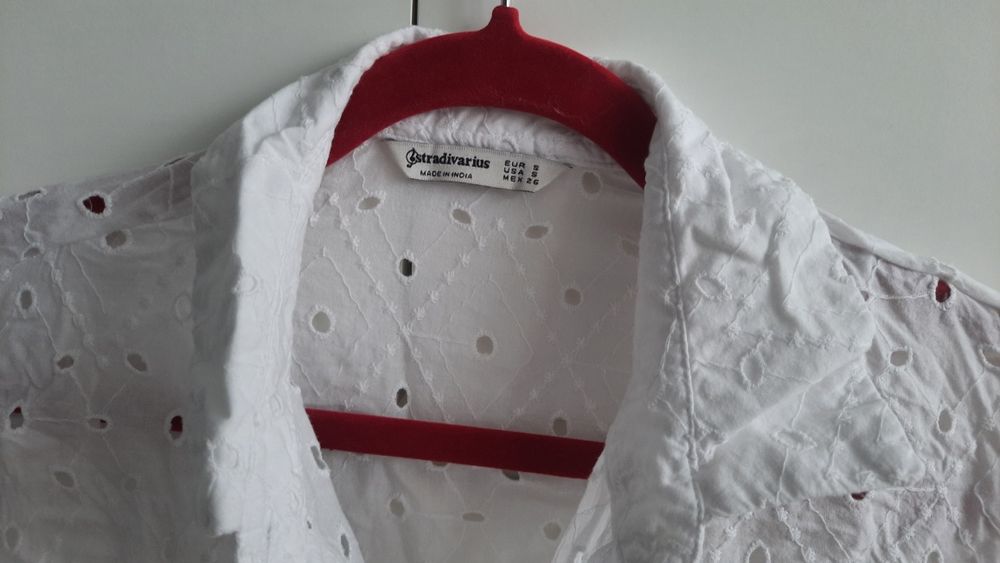 Sukienka koronkowa stradivarius