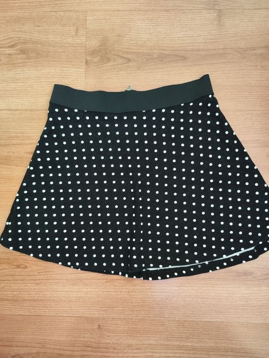 Saia preta às bolinhas brancas da Bershka