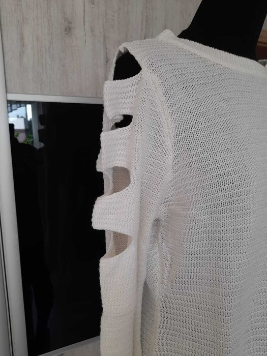 Biały sweter z wycięciami na rękawach