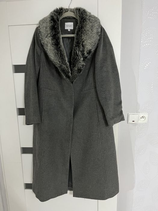 Płaszcz damski długi szary z futerkiem 42