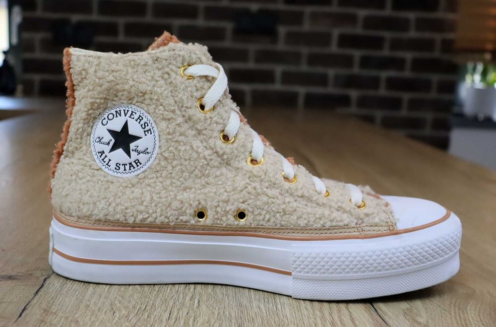 Converse Chuck Taylor Sherpa trampki na platformie 39,5 ( 25 cm)