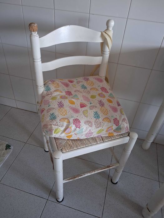 Mesa + 2 Cadeiras e Banco