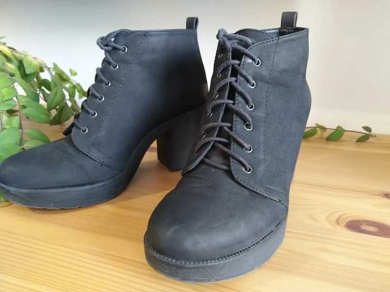 czarne sznurowane botki na obcasie rozmiar 38 Bershka